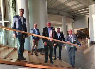 CDU-Fraktionsvorsitzender Ludger Kineke, NRW-Landtagsabgeordneter Martin Sträßer, NRW-Gesundheitsminister Karl Josef Laumann, CDU-Fraktionsvorsitzender Hans-Jörg Herhausen und CDU-Parteivorsitzender Dr. Rolf Köster im Gespräch zur Kleinen Höhe. Foto: Ulrike Müller